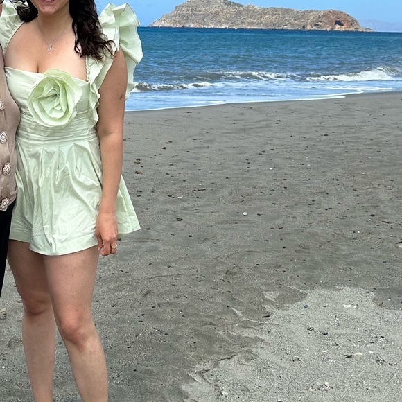 poplin romper with corsage and ruffle sleeves in soft green - Picture 4 of 6